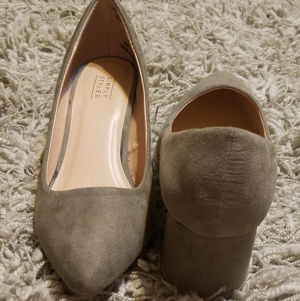 Simply styled chunky heels.💕